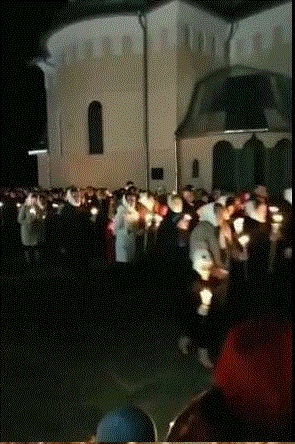 Буковина: московський батюшка під час карантину зібрав сотні людей. Поліція спочатку «порушень не зафісувала» 