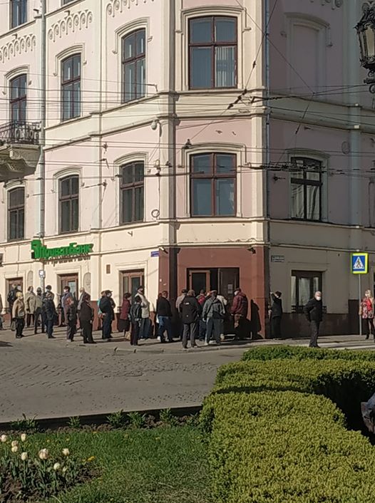 Просто перед вікнами ратуші: чернівчани обурюються через натовпи біля ПриватБанку під час карантину