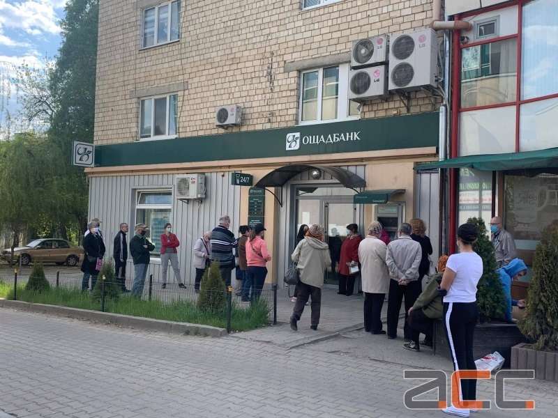 У людей здають нерви через черги під банками: 68-річна чернівчанка вчинила скандал через санітарну годину у відділенні Ощадбанку
