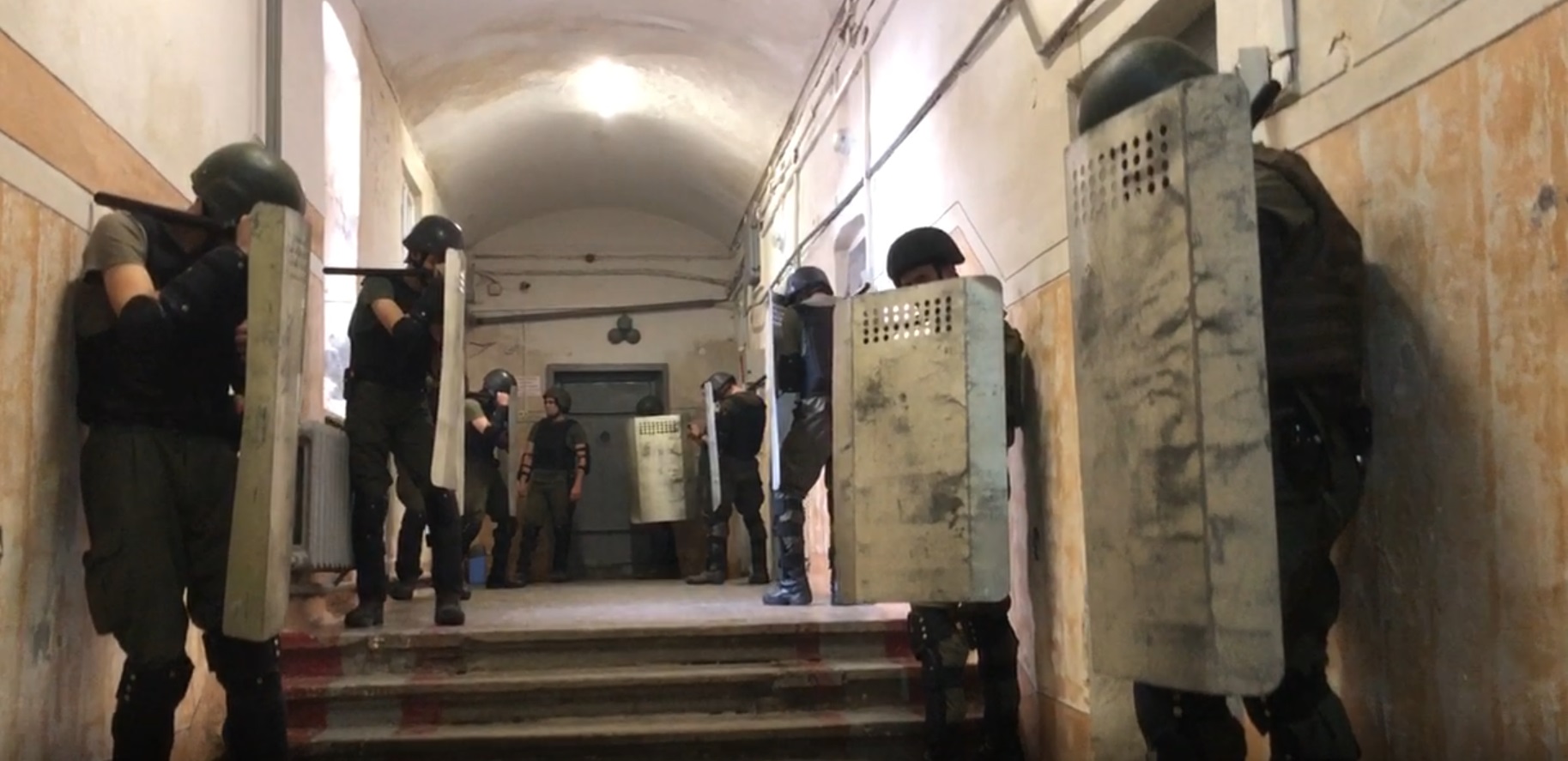 У Чернівцях ув'язнені забарикадувалися в камерах СІЗО та почали різати вени 