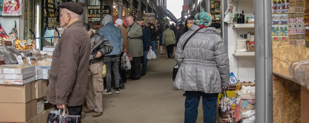 У Чернівцях виконком, всупереч позиції начальника юрвідділу, який вважає це перевищенням повноважень, дозволив торгівлю на продовольчих ринках