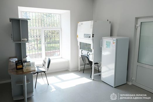 Представники бізнесу допомогли владі відремонтувати Чернівецьку обласну лабораторію, у якій роблять ПЛР-тестування на коронавірус