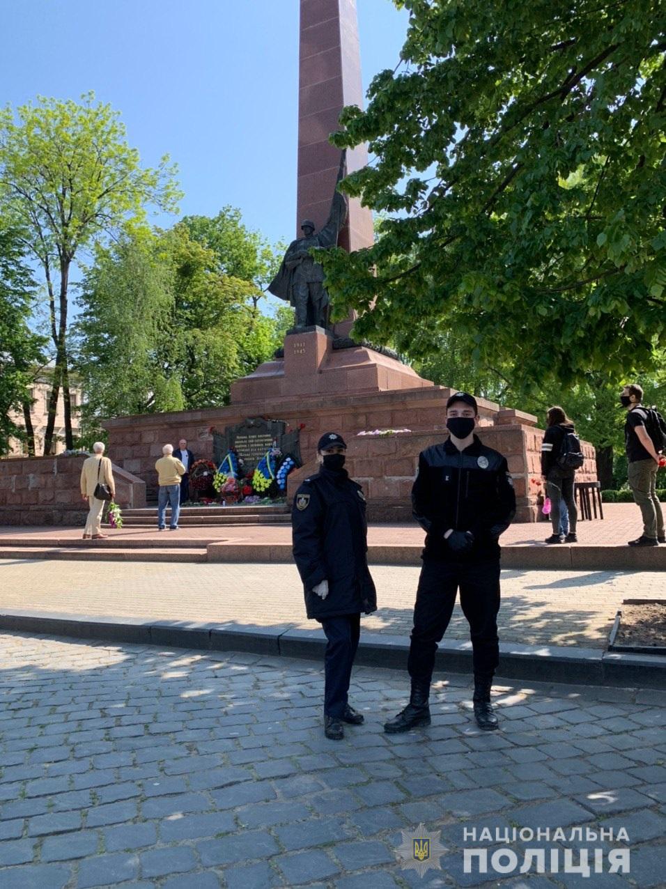 На території Чернівецької області відбулось 14 покладань квітів до пам'ятників та меморіалів з нагоди 9 травня