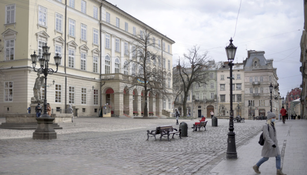 На Львівщині, де утричі менше інфікованих COVID-19 і учетверо померлих від вірусу, ніж на Буковині, відстрочили послаблення карантину до кінця тижня