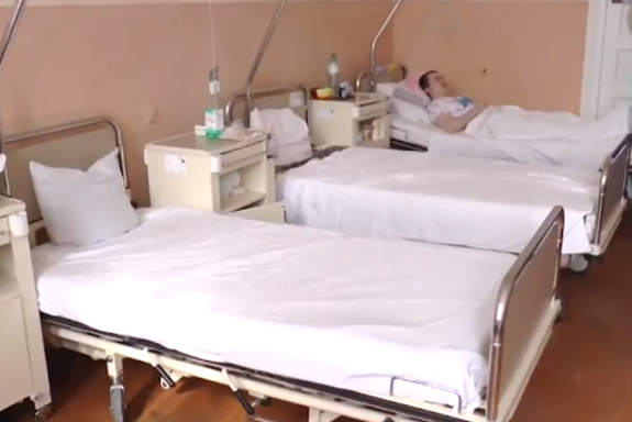 У чернівецьких лікарнях доставляють додаткові ліжка для хворих на коронавірус