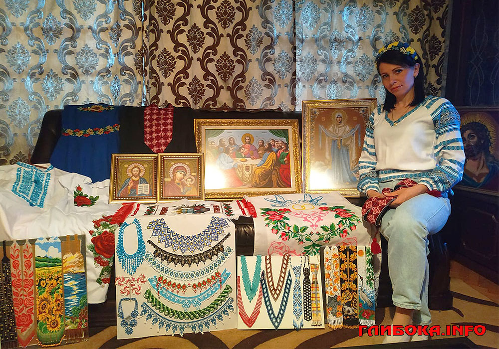 Хрестик за хрестиком, а відтак і бісер на полотні умілими руками глибочанки Олександри Стрельчук