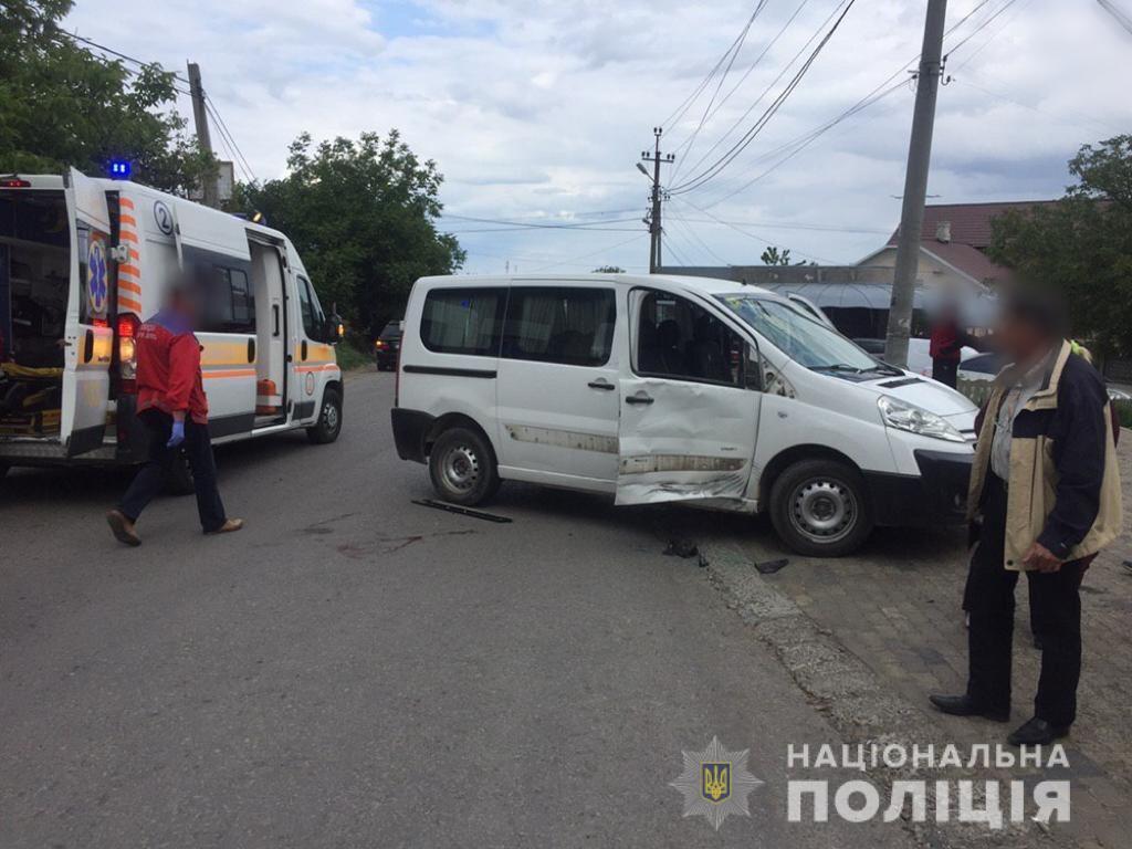 У Чернівцях на перехресті зіткнулися мотоцикл і легковий автомобіль: водій мотоцикла зламав ногу