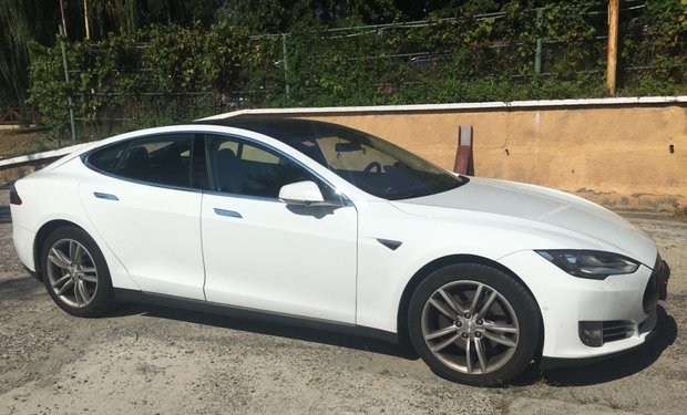 Конфіскували на користь держави: чернівчанин, який занизив вартість Тесли, два роки судився з митниками за свій автомобіль, але програв 