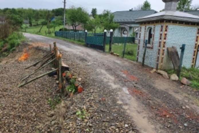 Вирубка лісів і засипаний рів під городи активізували зсув ґрунту у селі Бережонка, який пошкодив частину дороги
