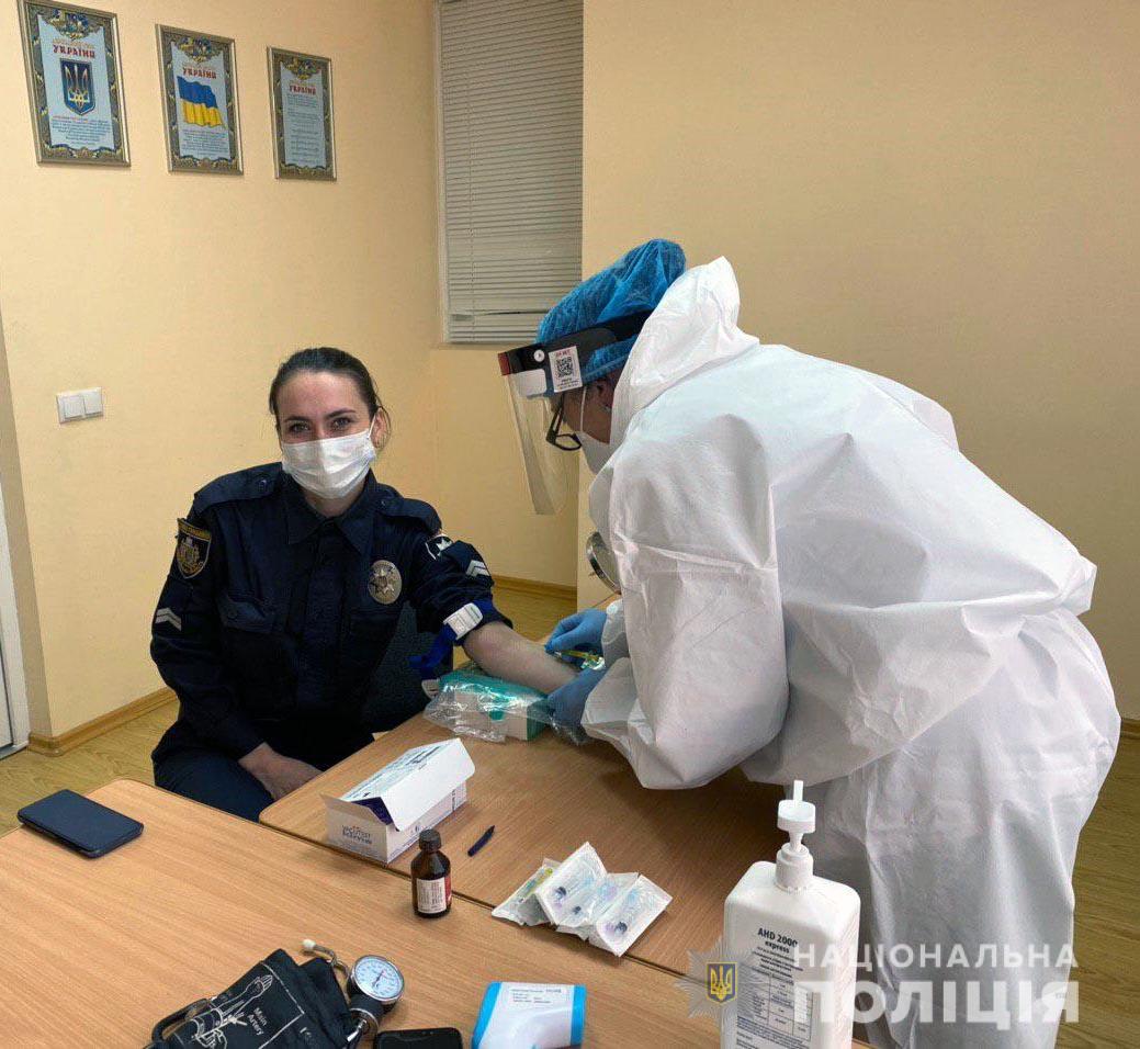 На Буковині медичні мобільні бригади протестували понад 200 поліцейських на можливу наявність  COVID 19 