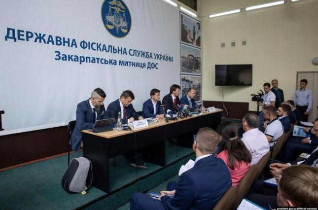 Кави, лосося і хамона не буде: за приклад боротьби з контрабандою Зеленський поставив Закарпатську, а не Чернівецьку область