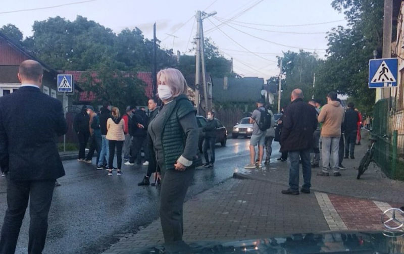 Карантин ще не скасували, а Горда вже взявся за старе: чернівчани зупинили рух транспорту на Винниченка (ОНОВЛЕНО)