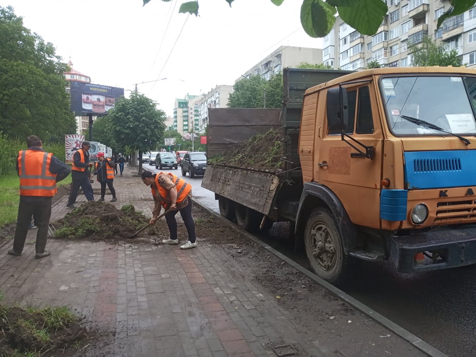 Тільки під кінець каденції Каспрука у Чернівцях вперше за останні десять років почали чистити тротуари від землі і трави