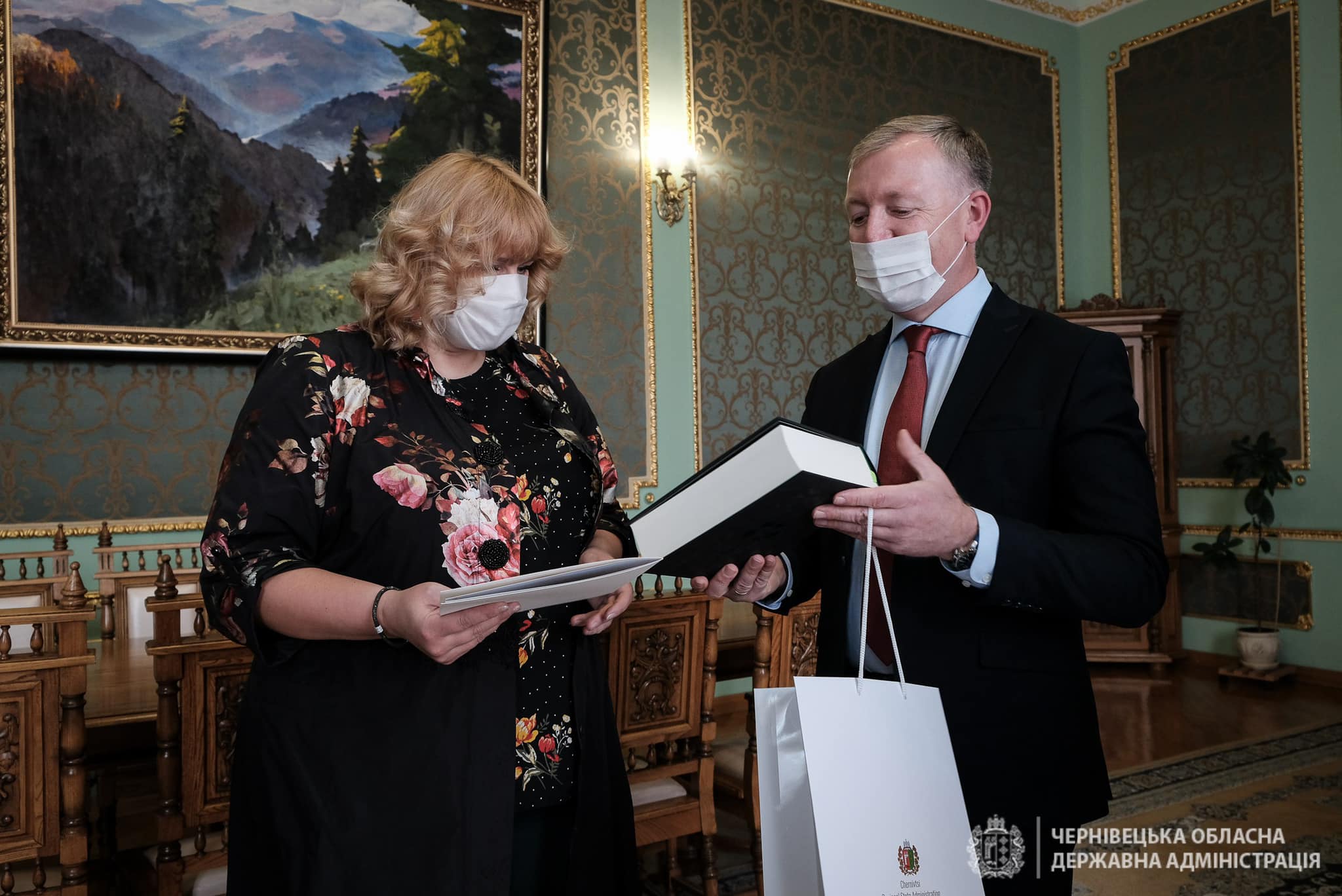 Осачук подарував представникам ЗМІ роман Марії Матіос «Букова земля», а Каспрук стилізовані маски