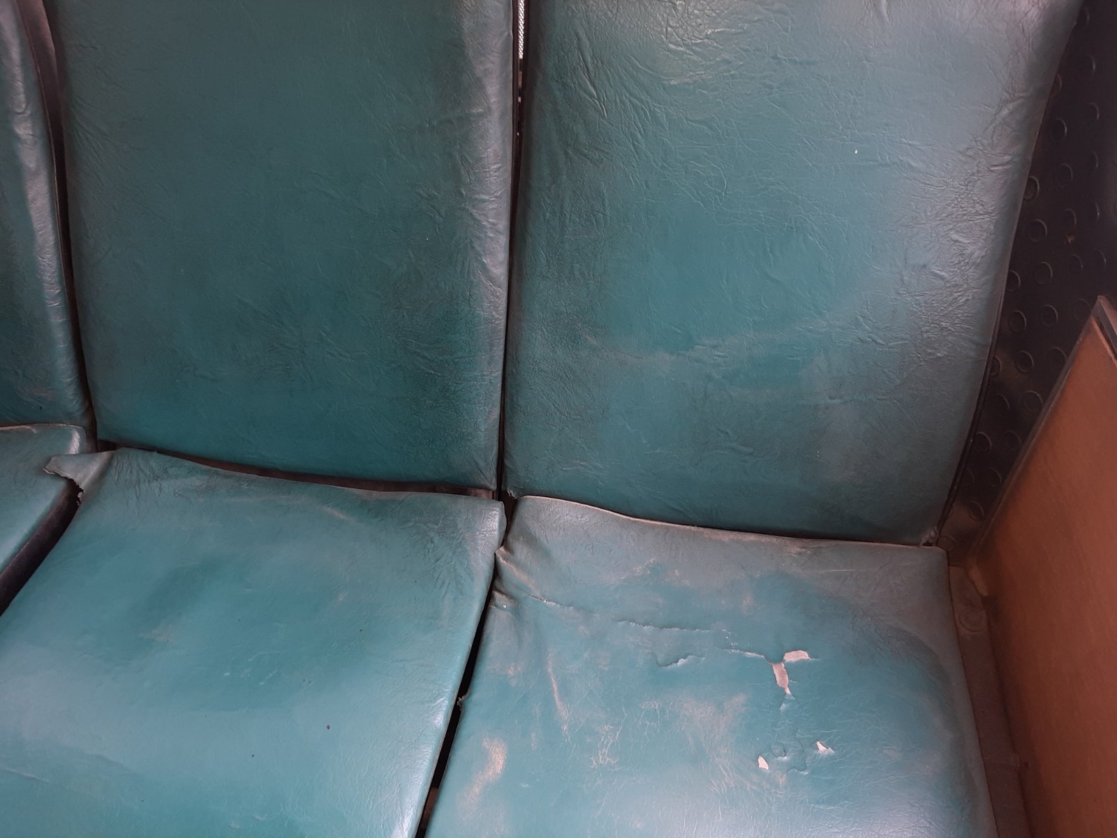 Перевізники, з якими міська влада підписує договори, дурять громаду: чернівчанка обурилася черед бруд у салоні маршрутки 