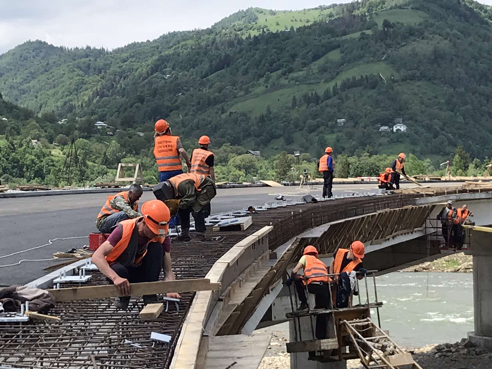 Міст у Розтоках будують навіть у вихідний день, аби встигнути з'єднати Галичину і Буковину до Дня незалежності України 