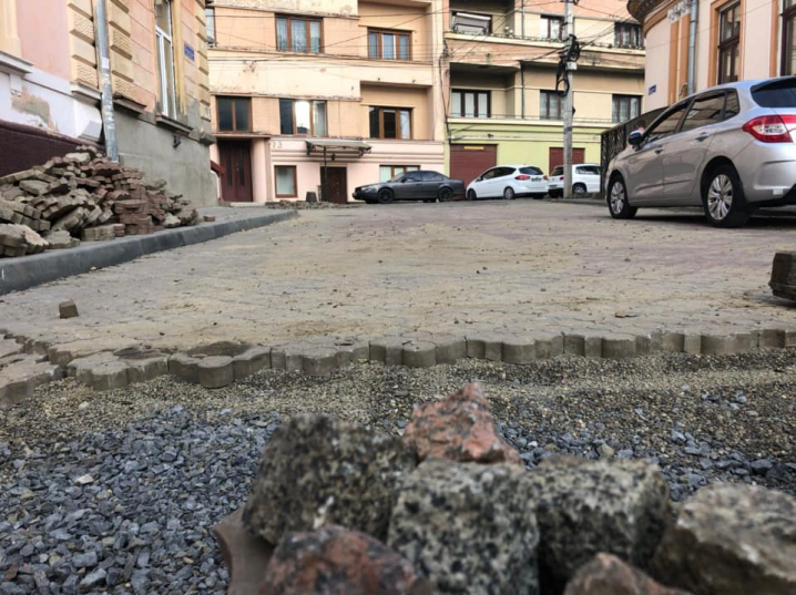 Після трьох років порожніх обіцянок і поневірянь чиновницькими кабінетами у Чернівцях кінорежисер з однодумцями власними силами ремонтують дорогу у зоні ЮНЕСКО 