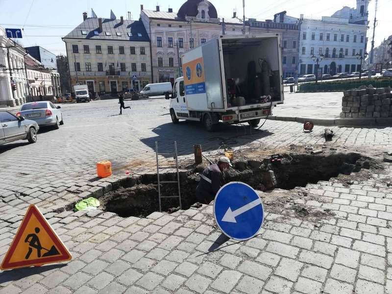 Кругова порука безвідповідальності: у Каспрука умили руки від зіпсованої історичної бруківки перед вікнами ратуші 