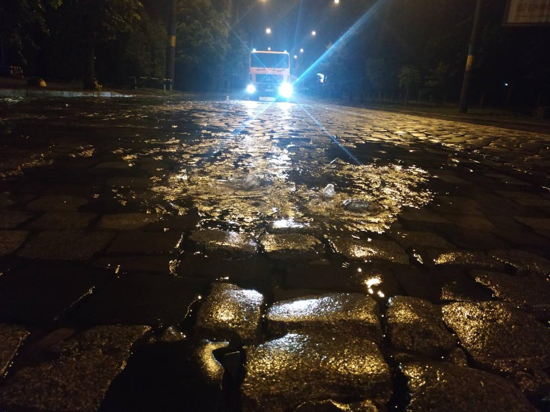 У Чернівцях о другій годині ночі прочищали каналізаційну трубу, яку після нічної грози забило гравієм 