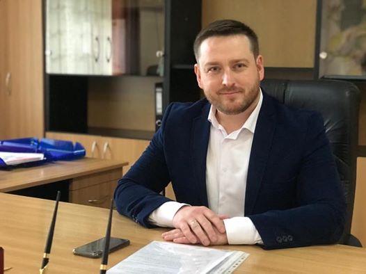 Бешлей повернувся у крісло