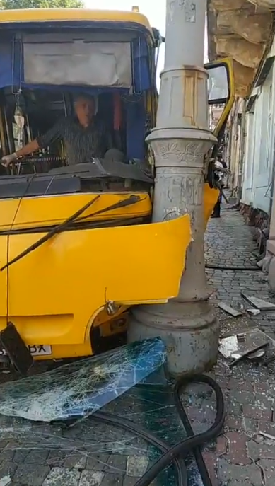 У Чернівцях маршрутка з людьми в’їхала у стовп: є постраждалі