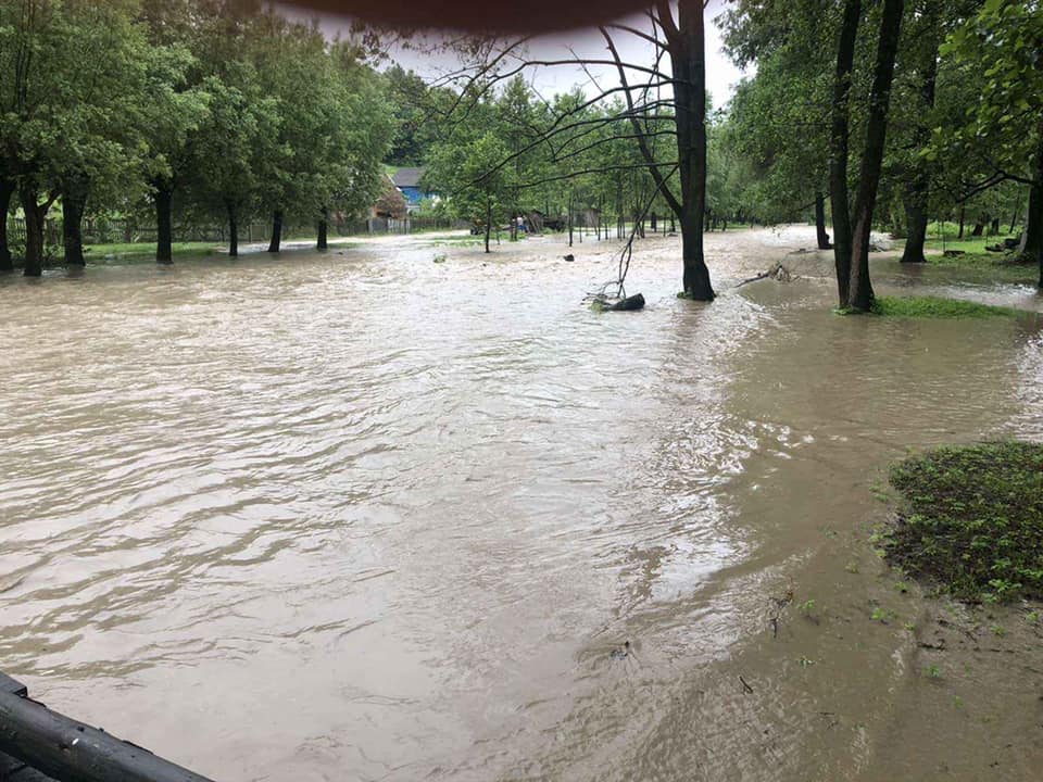 У басейні Прута та Сірета різко піднявся рівень води: є загроза затоплення в с. Нижні Станівці  