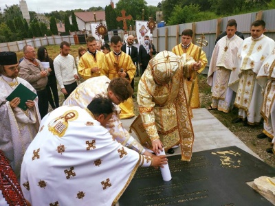 Під будівництво храму УГКЦ Святих апостолів Петра і Павла на Винниченка у Чернівцях заклали наріжний камінь