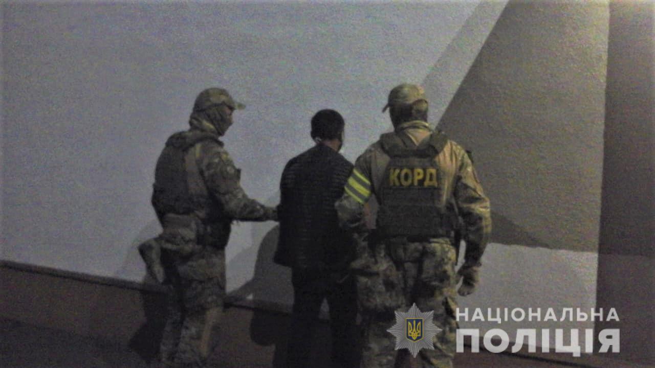 Помста за сина:  поліція затримала зловмисника, причетного до стрілянини в Чернівцях