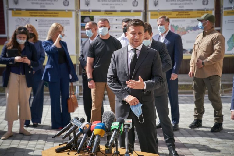 Зеленського здивувало, як Каспрук дотепер не бачив й не розумів, що у парку Шевченка потрібно відремонтувати доріжки 