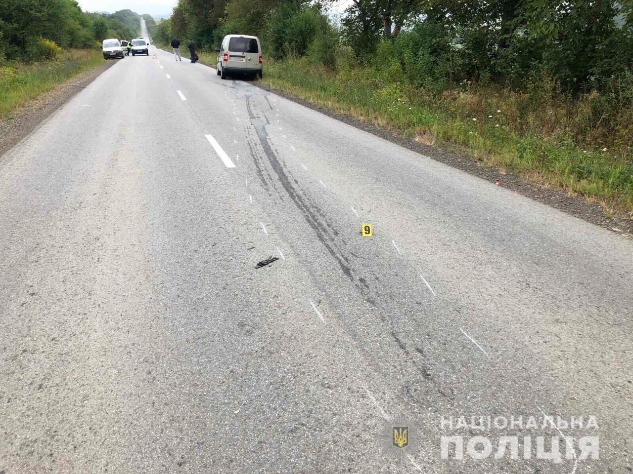На Заставнівщині водій легковика переїхав чоловіка, який лежав на проїжджій частині дороги