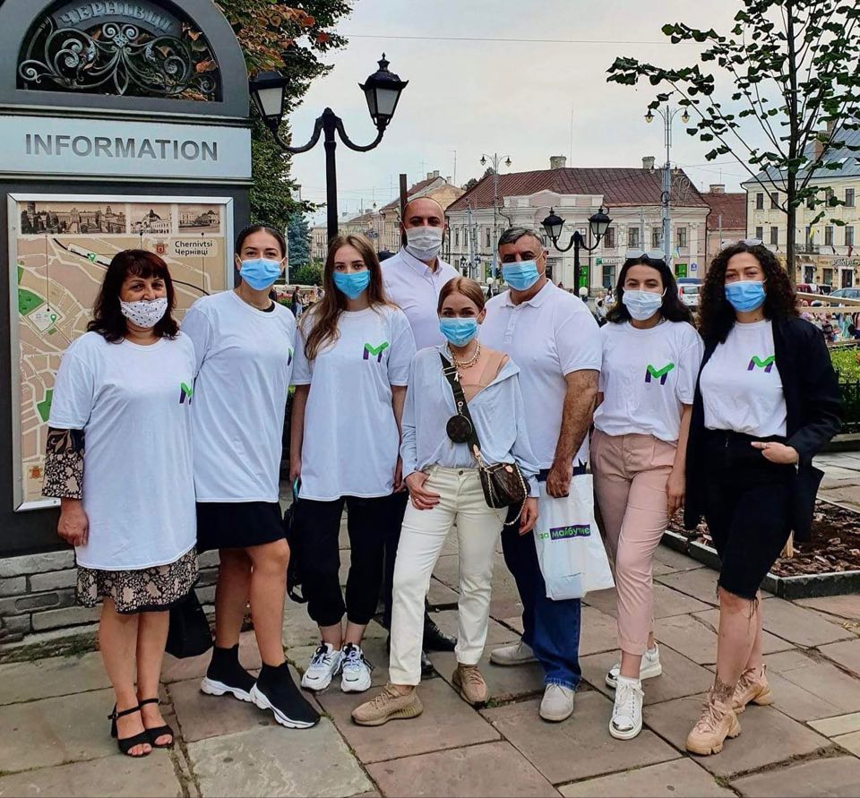 Команда підприємців «За майбутнє» спільно з головою жіночого об'єднання партії підприємицею Іриною Громовою захищали конституційні права  буковинців під ратушею 