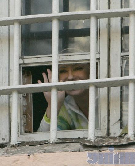 Тимошенко кричала у вікно камери «Тримайтеся!»