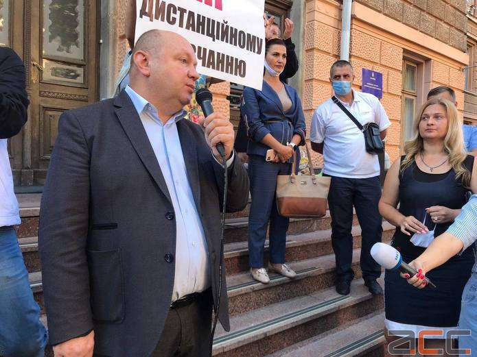Продан у робочий час прийшов попіаритися на акції протесту проти дистанційного навчання під стінами Чернівецької ОДА 