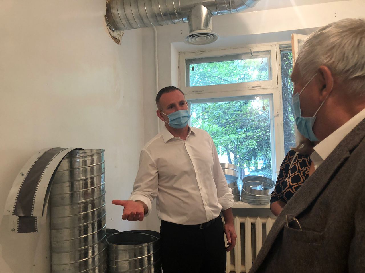 Депутат Чернівецької міської ради Віталій Михайлішин перевірив хід робіт з облаштування нової ПЛР – лабораторії 