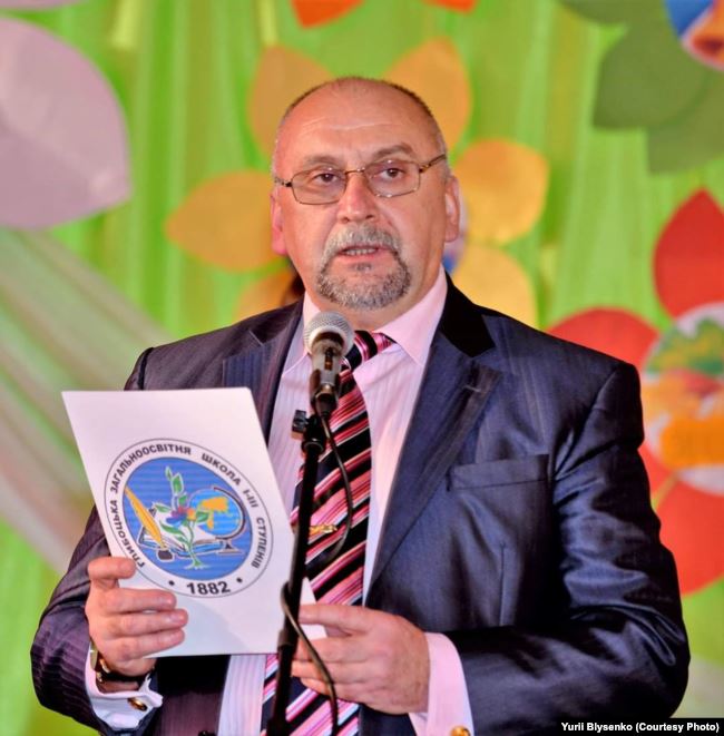 Як гімназія під Чернівцями поряд із COVID-19 живе. Розповідь директора