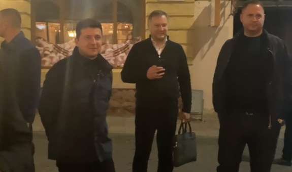 Зеленський послухав вуличного музиканта в Чернівцях: з'явилося відео