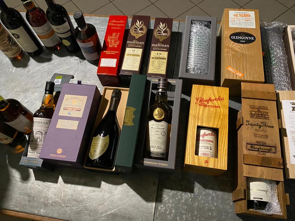 Чернівчани ховали від митного контролю понад сім десятків  пляшок  елітного алкоголю та понад 127 тисяч фунтів стерлінгів, а це майже п'ять мільйонів гривень