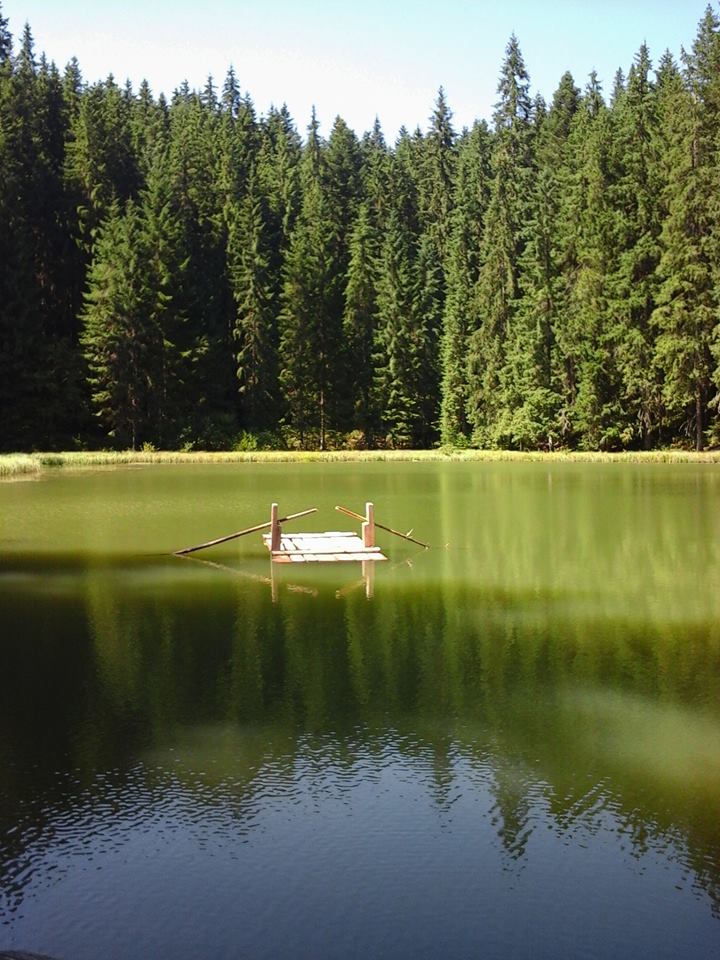 Ще світить сонце за перевалом Джогуль поміж заплакане небо...