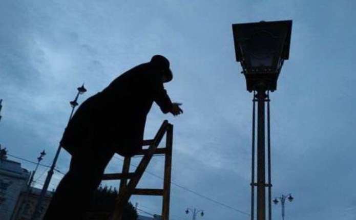 У кованому ліхтарі на вулиці Кобилянської щосуботи запалюватимуть світло 