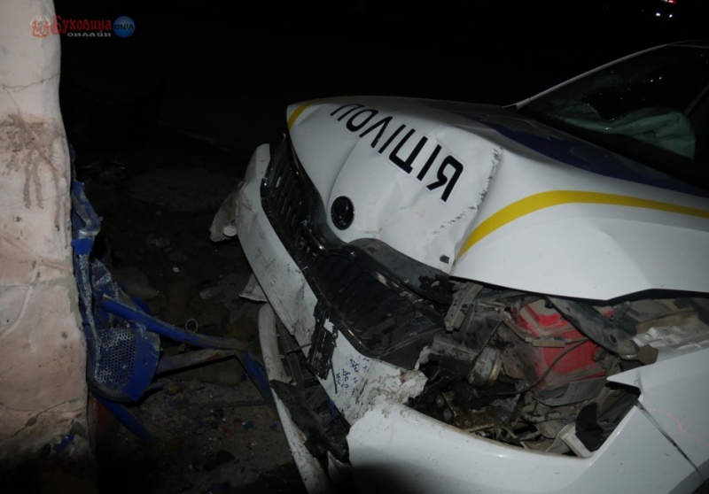 На Буковині поліцейське авто зіткнулось з легковиком: є поранені