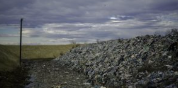 На Чорнівському полігоні в Чернівцях підприємець Олександр Цаплюк пересипле «коронавірусне» сміття за 200 тисяч гривень