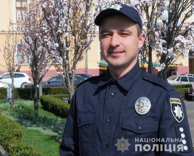 Більше тисячі інтерв’ю з правоохоронцями та пересічними громадянами на рахунку капітана поліції Романа Митківського, який колекціонує  шеврони  силовиків