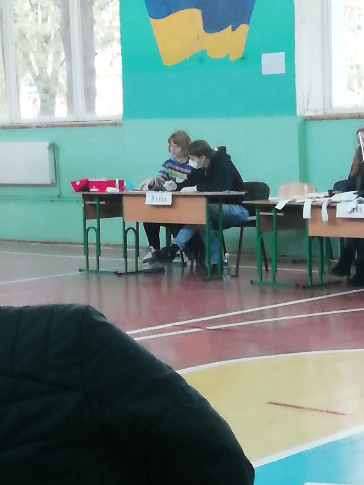 Зі спущеними масками та не допуском спостерігачів, але поки без серйозних скандалів розпочалось голосування на місцевих виборах у Чернівецькій області