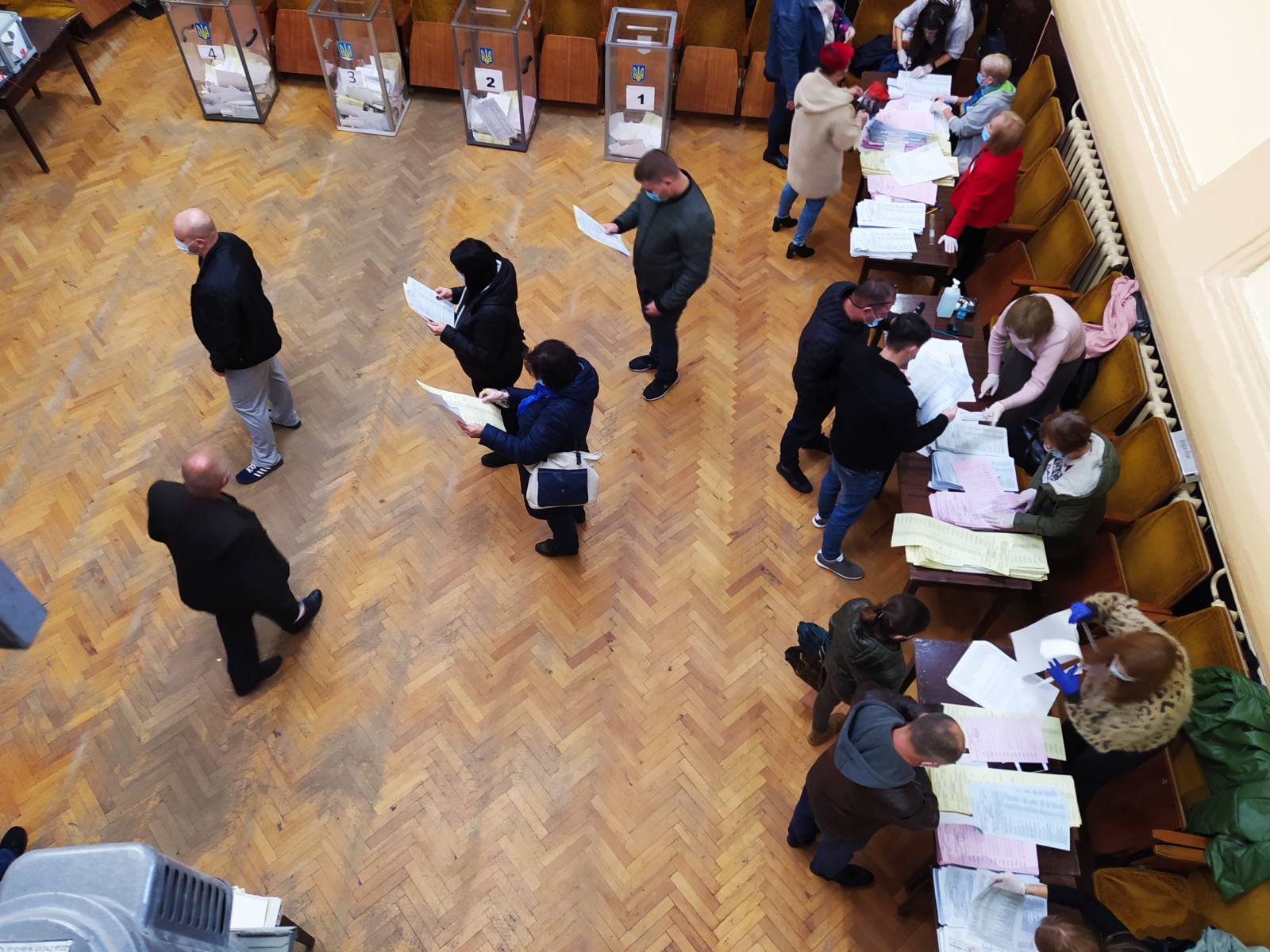 На дільниці у Чернівцях виявили факт включення до списку виборців десяти осіб з квартири, де реально проживають тільки три особи