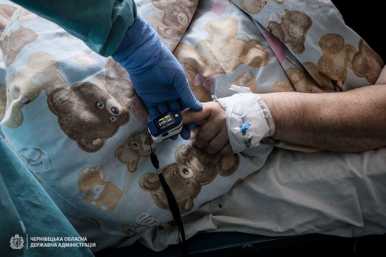 В інфекційному відділенні обласної клінічної лікарні монтують мережі для подачі кисню на 50 точок доступу