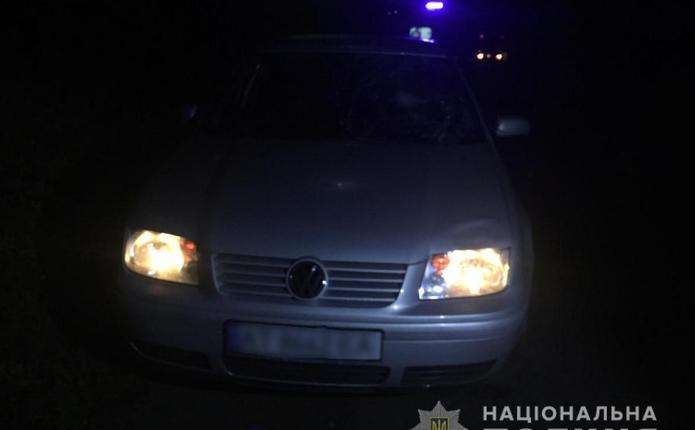 На Кельменеччині під колеса автівки потрапив чоловік, а на Путильщині легковик збив 20-річну дівчину