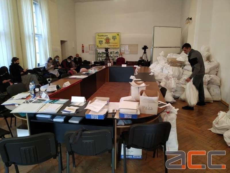 На 20 чернівецьких дільницях перерахують голоси: тервиборчком запідозрив порушення у тих самих ДВК, на які скаржилися політичні партії