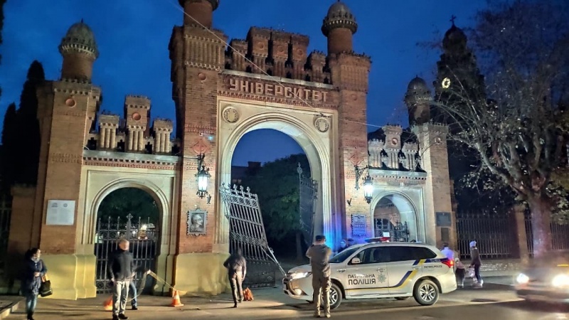 В автівці, яка знесла ворота у Чернівецькому університеті, знайшли канабіс: пошкоджені ворота готують до реставрації 