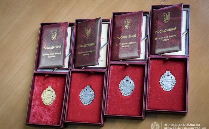 «Ідіть н*** зі своїм Майданом»: директорку чернівецької гімназії, яка потрапила в скандал через репост у Facebook, відзначив Зеленський 