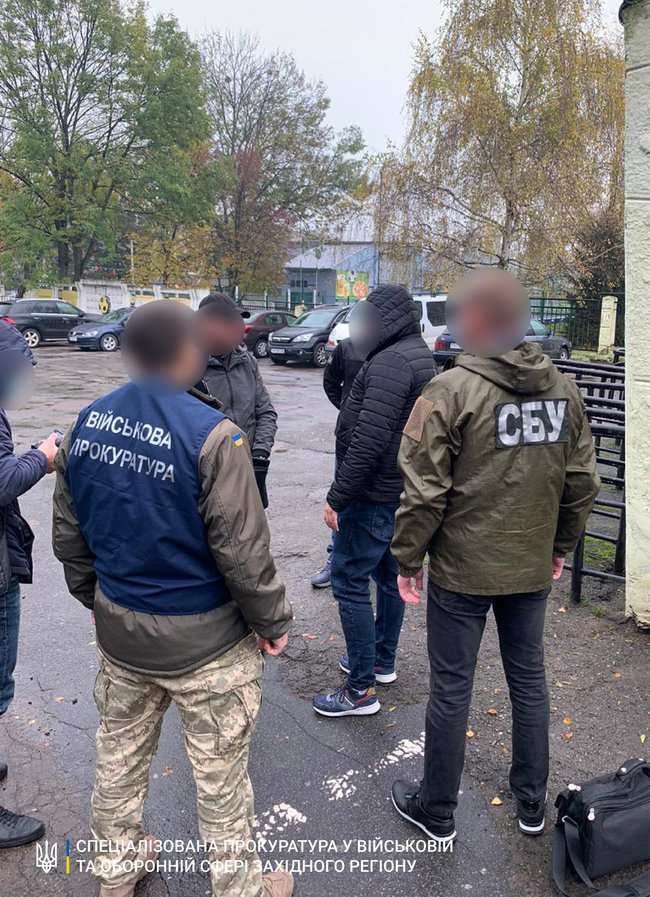 На Буковині на хабарі 3 тис. дол. за ухилення від строкової служби затримали посередника члена ВЛК, - військова прокуратура. ФОТО